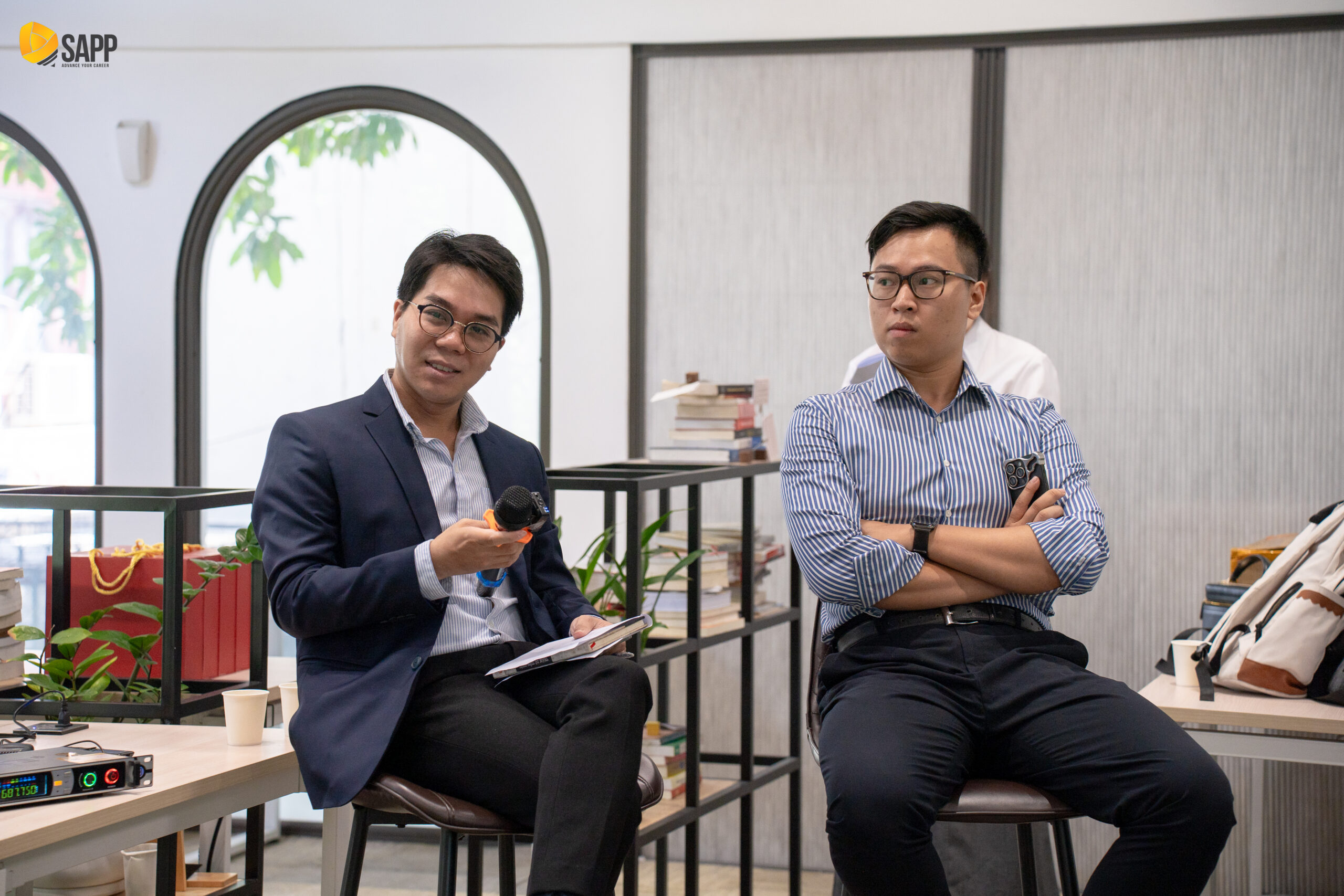 Diễn giả Nguyễn Tuấn Anh - CFA – Chuyên gia FDD, Valuation & M&A (trái) và Diễn giả Nguyễn Công Tùng, ACCA – Investor tại TNB Aura Venture Capital (phải) chia sẻ về cơ hội và thách thức của AI trong quy trình nghiệp vụ M&A