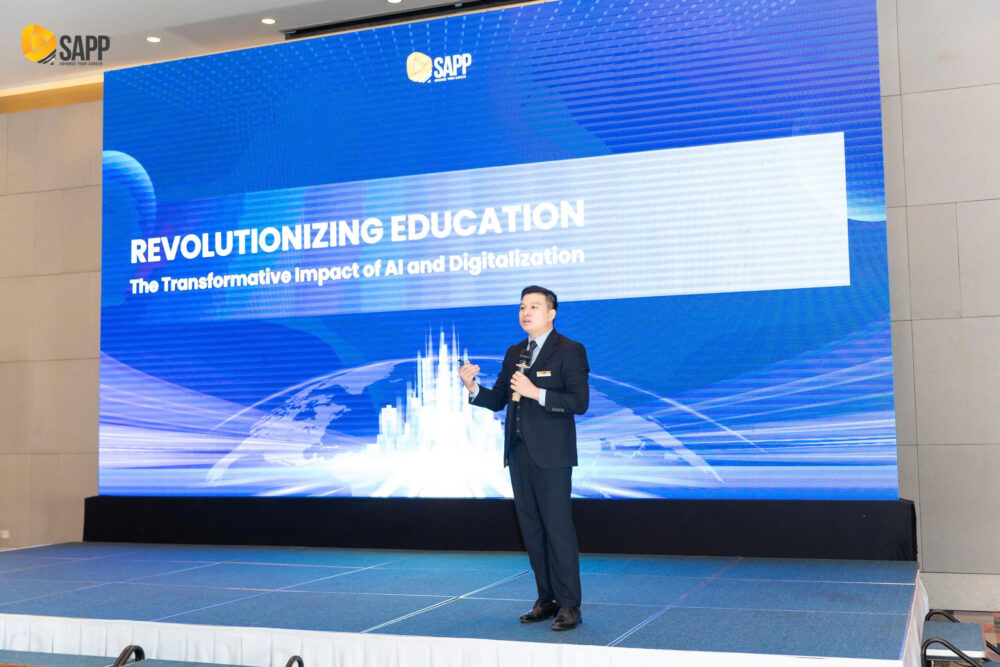 Ông Nguyễn Đức Thái - ACCA, Giám đốc điều hành SAPP Academy bắt đầu bài trình bày về “Cách mạng ngành tài chính và giáo dục trong kỷ nguyên AI & số hóa”
