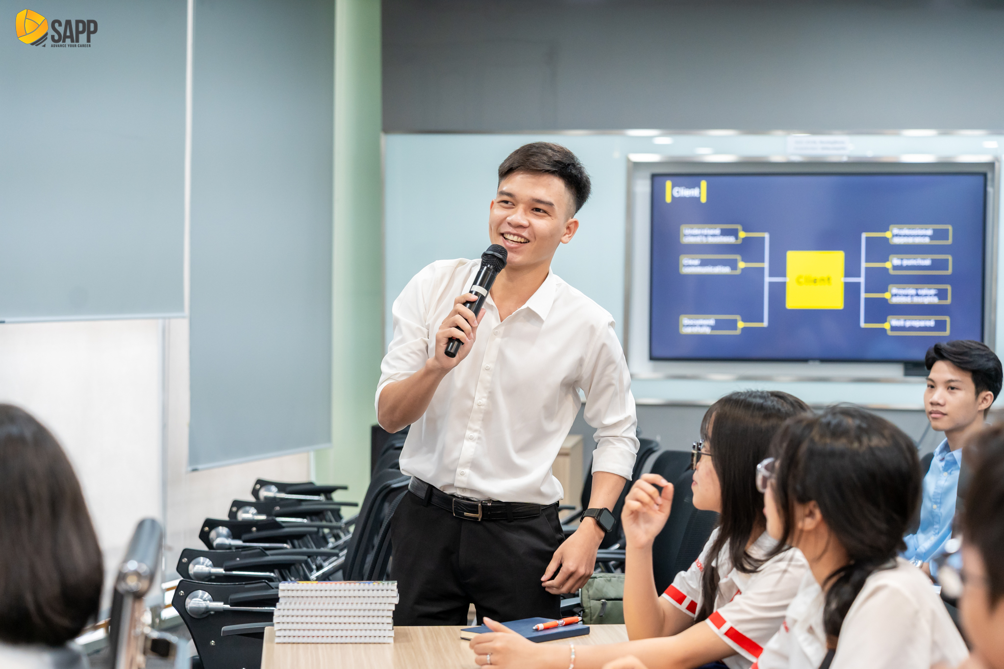 Học viên đặt câu hỏi về lộ trình thăng tiến tại EY