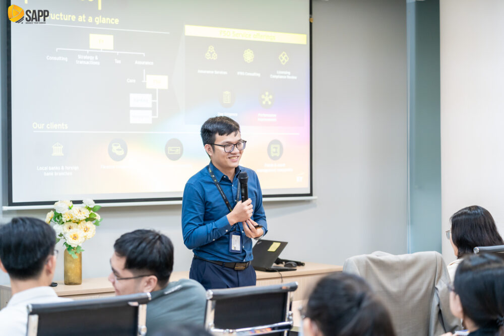Diễn giả Mr. Huỳnh Nhật Hưng - Chủ nhiệm cấp cao phụ trách dịch vụ Kiểm toán trong lĩnh vực Tài Chính chia sẻ về quy mô công việc của phòng ban FSO Assurance trong workshop thứ 02