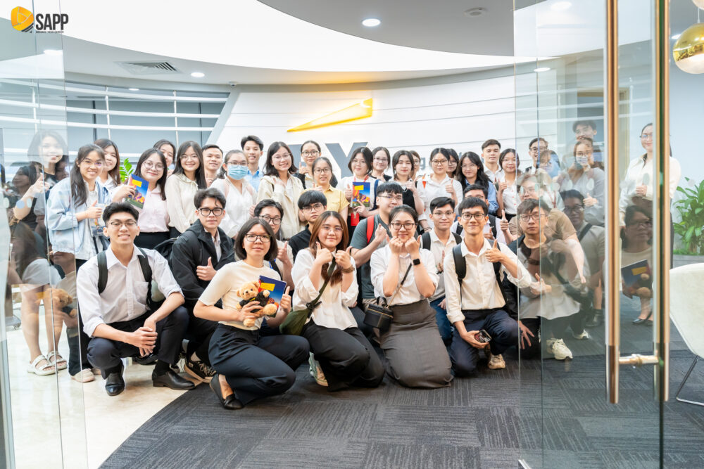 Học viên SAPP và đại diện EY chụp lưu niệm tại văn phòng Hồ Chí Minh