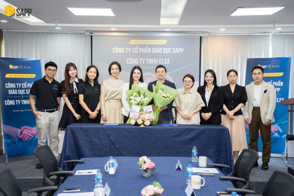 Đại diện hai bên chụp lưu niệm