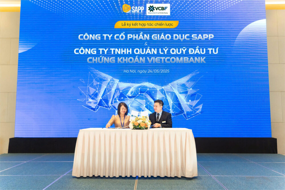 Bà Nguyễn Thị Hằng Nga – Tổng Giám đốc Công ty Quản lý Quỹ Vietcombank (VCBF) (bên trái) và Ông Nguyễn Đức Thái – Giám đốc Điều hành SAPP Academy (bên phải) thực hiện ký kết hợp tác chiến lược