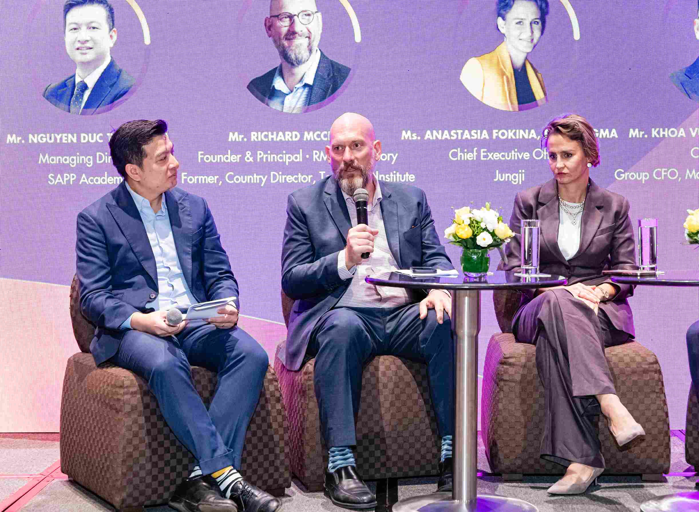 Trao đổi tại buổi tọa đàm Trao đổi tại buổi tọa đàm